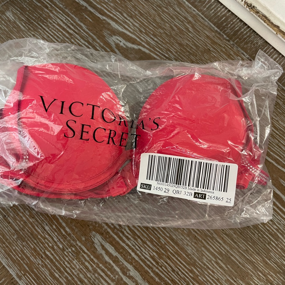 2 new VS Pink bras and 1 panty
